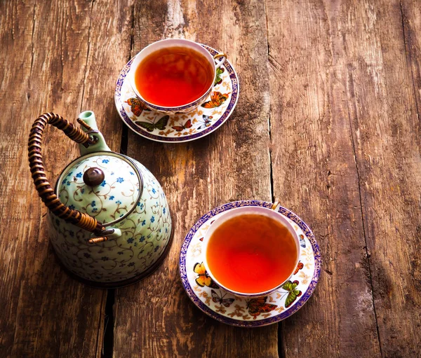 fincan çay çaydanlık ve ahşap masa yakın çekim üzerinde çay poşetleri