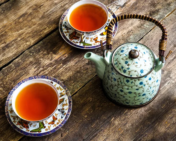 fincan çay çaydanlık ve ahşap masa yakın çekim üzerinde çay poşetleri