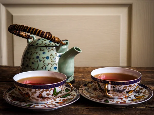 fincan çay çaydanlık ve ahşap masa yakın çekim üzerinde çay poşetleri