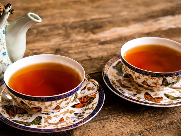 fincan çay çaydanlık ve ahşap masa yakın çekim üzerinde çay poşetleri