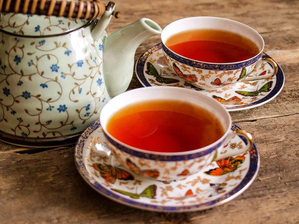 fincan çay çaydanlık ve ahşap masa yakın çekim üzerinde çay poşetleri