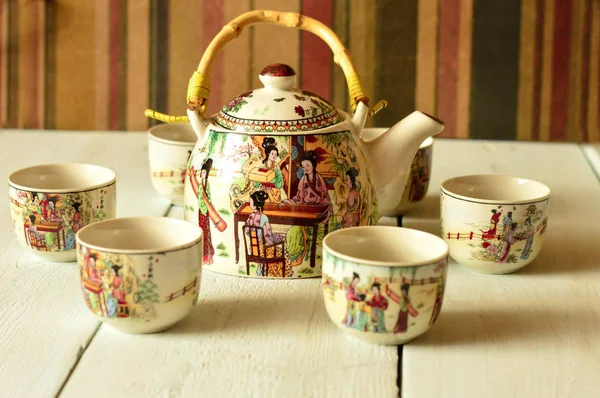 Yeşil çay çaydanlık beyaz tahta adam sağlıklı içecek