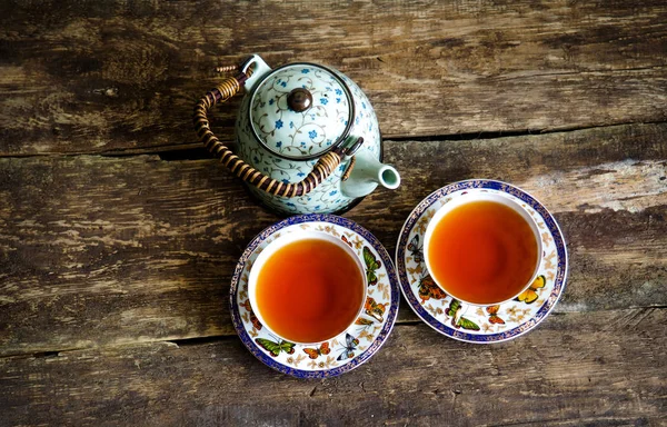 fincan çay çaydanlık ve ahşap masa yakın çekim üzerinde çay poşetleri