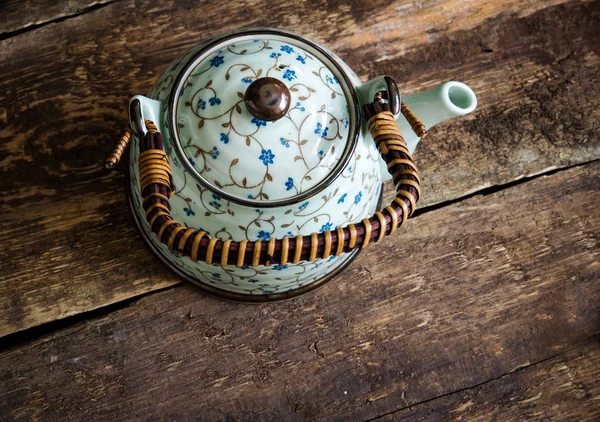 fincan çay çaydanlık ve ahşap masa yakın çekim üzerinde çay poşetleri