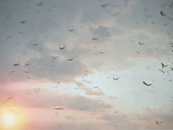 Sabahları yoğunlaşma camına. Camına su damlaları