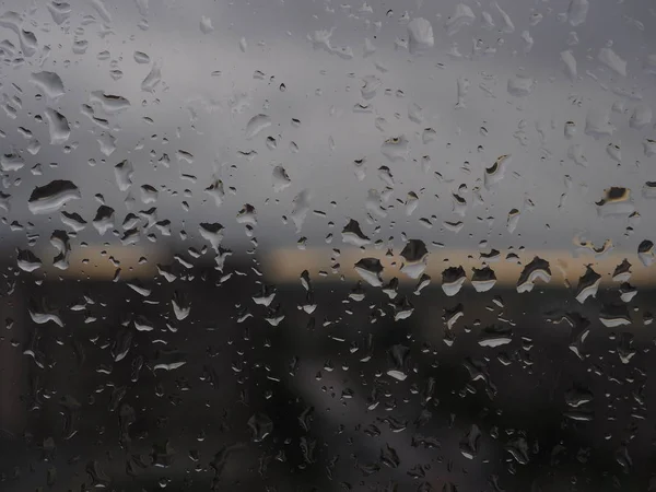 Sabahları yoğunlaşma camına. Camına su damlaları