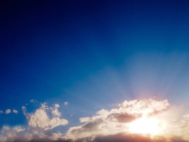 Güneş ve bulutlar güneş ışığı