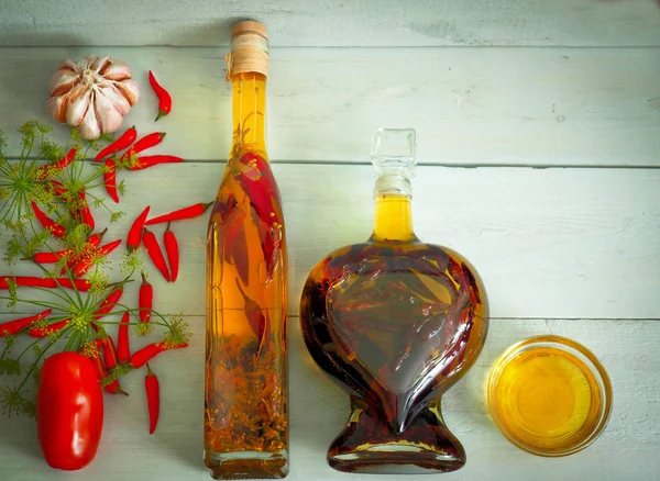 Sağlıklı gıda bitkisel yağ dereotu sarımsak biber domates bir eski tahta arka plan beyaz eski yönetim kurulu