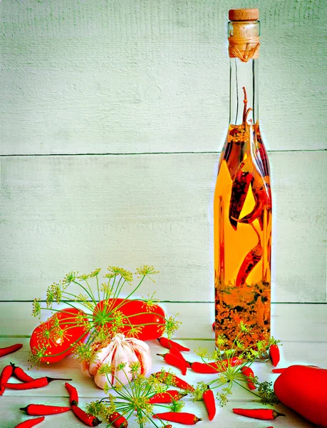 Sağlıklı gıda bitkisel yağ dereotu sarımsak biber domates bir eski tahta arka plan beyaz eski yönetim kurulu