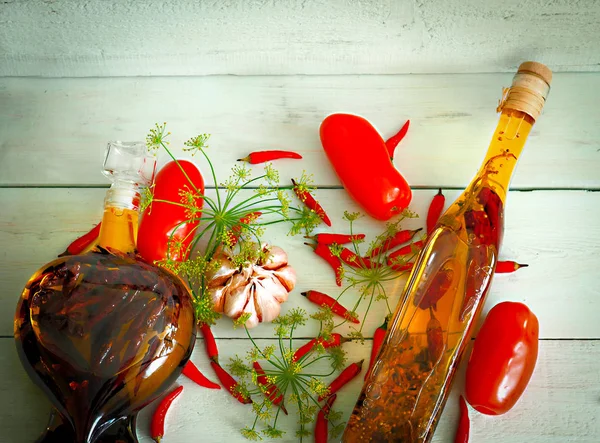 Sağlıklı gıda bitkisel yağ dereotu sarımsak biber domates bir eski tahta arka plan beyaz eski yönetim kurulu