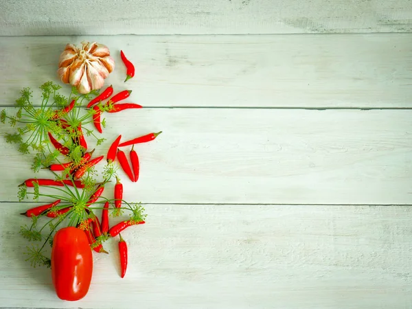 Sağlıklı gıda sebze. Biber, domates, sarımsak, biber biber Beyaz ahşap zemin üzerinde