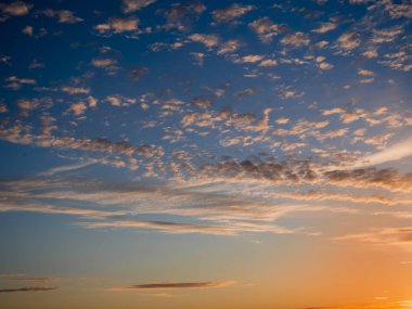 gökyüzü, parlak mavi, turuncu ve sarı renkler günbatımı. Instant photo, tonlu görüntü
