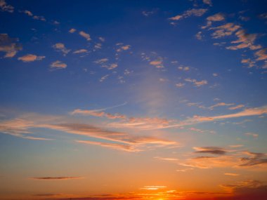 gökyüzü, parlak mavi, turuncu ve sarı renkler günbatımı. Instant photo, tonlu görüntü