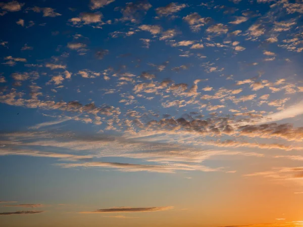 gökyüzü, parlak mavi, turuncu ve sarı renkler günbatımı. Instant photo, tonlu görüntü