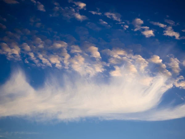 gökyüzü, parlak mavi, turuncu ve sarı renkler günbatımı. Instant photo, tonlu görüntü