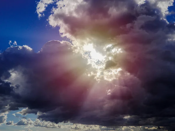 Fırtınadan önce kara bulutların arkaplanı