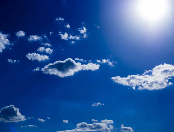 Mavi gökyüzüne karşı fantastik yumuşak beyaz bulutlar