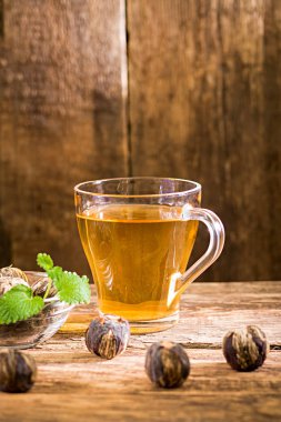 Çay topu yeşil çay mavi ahşap zemin üzerine