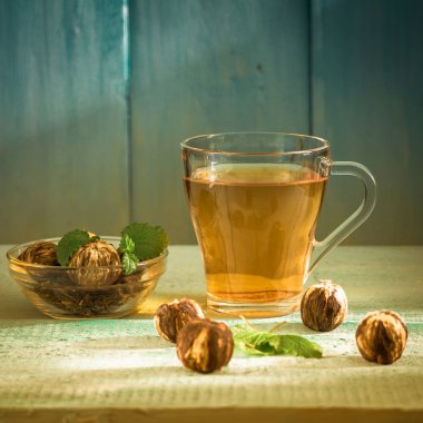 Çay topu yeşil çay mavi ahşap zemin üzerine