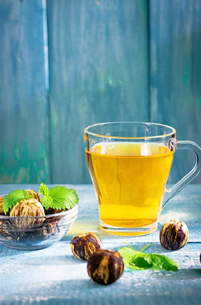 Çay topu yeşil çay mavi ahşap zemin üzerine