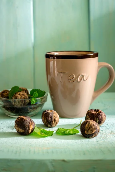 Bir fincan çay bir vintage ahşap arka plan (tat, susuzluk, içki kavramı üzerinde kapat)