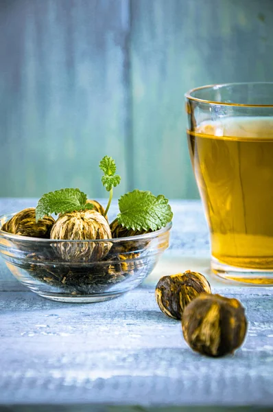 Çay topu yeşil çay mavi ahşap zemin üzerine