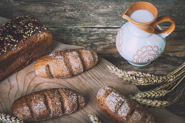 Yönetim Kurulu, vintage bıçak, süt, buğday gevreği, fındık tablo ve eski arka plan, sağlıklı beslenme, kavramı kompozisyon siyah ekmek, küme. tohum