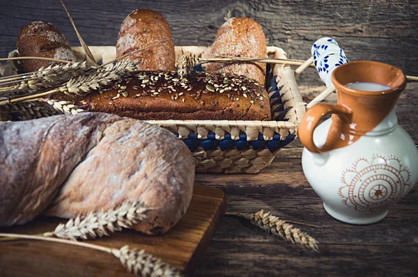 Yönetim Kurulu, vintage bıçak, süt, buğday gevreği, fındık tablo ve eski arka plan, sağlıklı beslenme, kavramı kompozisyon siyah ekmek, küme. tohum