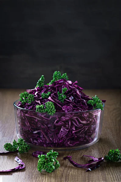 Ahşap arka plan organik gıdalar üzerinde kırmızı lahana