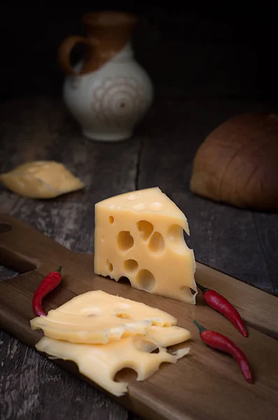 kırsal bir ahşap rustik masada biber el yapımı peynir olgunlaşma