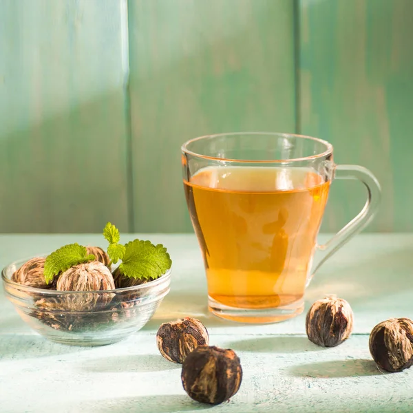fincan çay veya kahve, Hollandalı çerez stroopwafel ile sabah sahne, Hediyelik eşya, mavi masada Delfts mavi