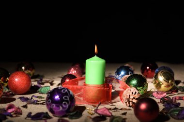 Yeşil mum Noel baubles ile