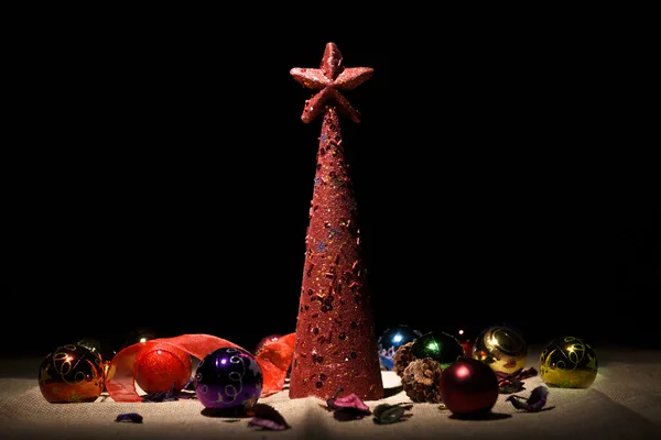 Noel süslemeleri gölgesinde