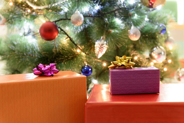 Noel ağacının yanında mevcut sarılmış