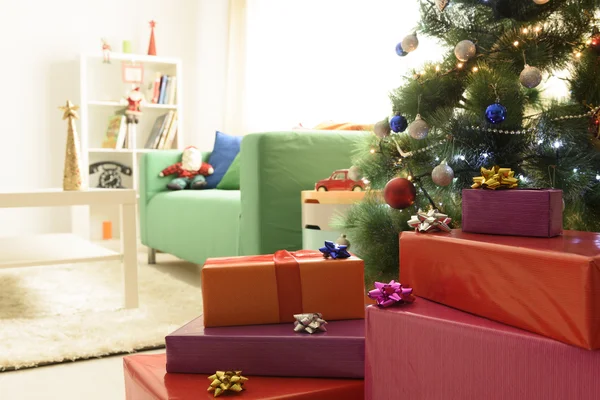 Sarılmış hediye beyaz ağaç