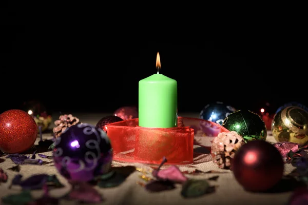 Yeşil mum Noel dekorasyonu ile