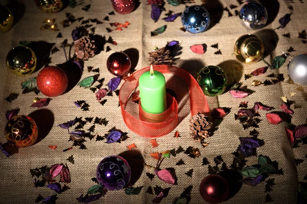 Yeşil mum ve Noel baubles