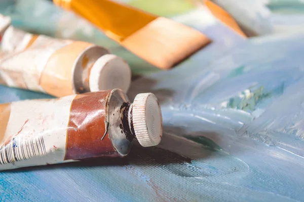 Boyalar ve fırçalar.