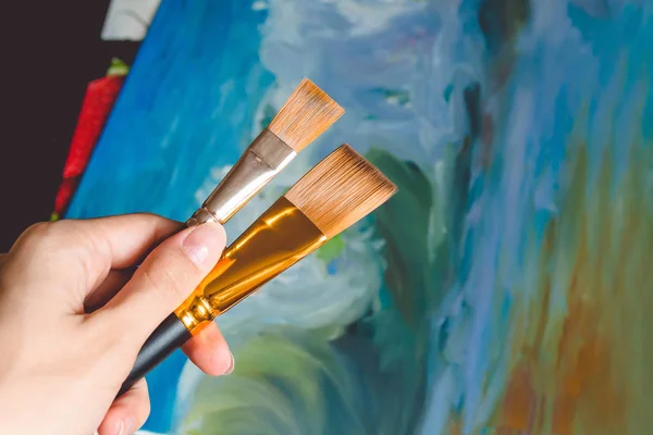 Tubes de peinture et pinceaux sur palette en bois — Photo