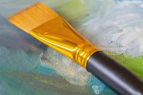 Renkli bir arka plan üzerine fırça