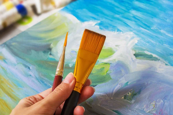 tüpler ve fırçalar ahşap palet üzerinde boya