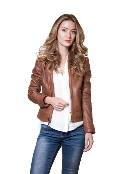 Kıvırcık saçlı genç kadın.