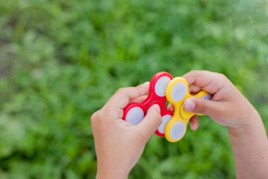 Kadın iki renk spinners tutar