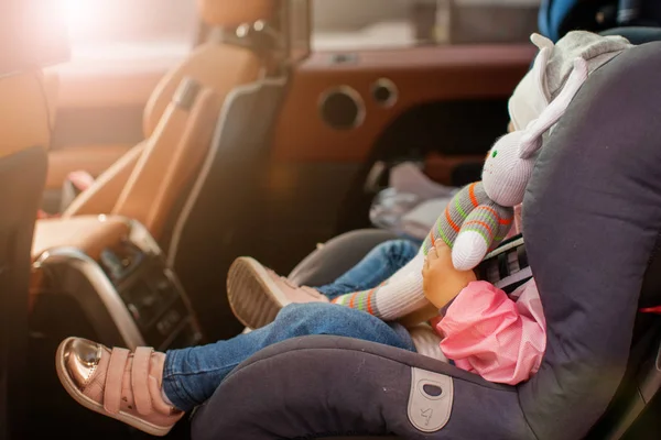 Çocuk koltuğuna oturan kız