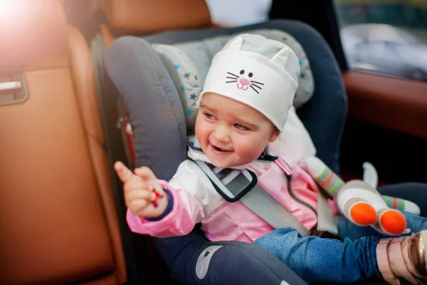 Çocuk koltuğuna oturan kız