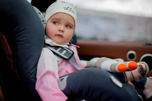 Niña sentada en asiento de niño — Foto de Stock