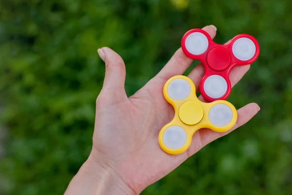 Kadın iki renk spinners tutar — Stok fotoğraf