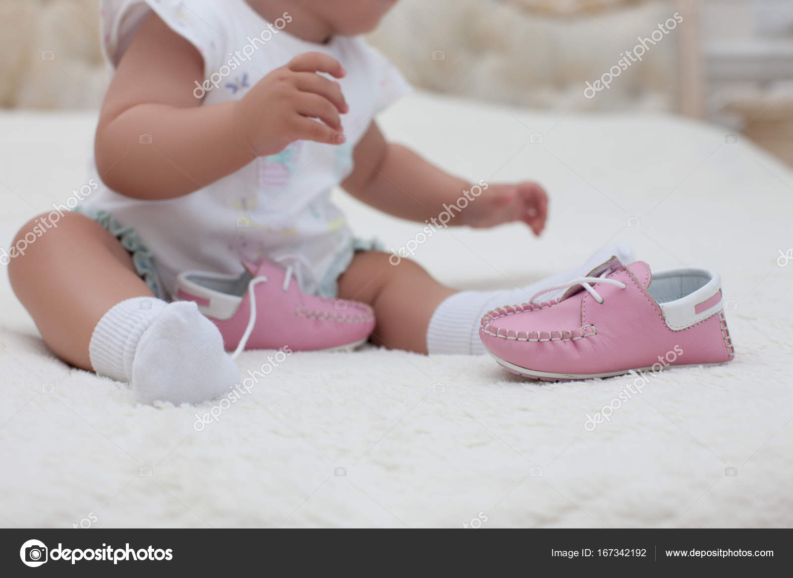 Infant girl wearing pink shoes — Stock 