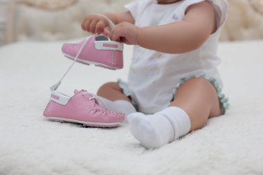 Bebek kız pembe ayakkabı giyiyor