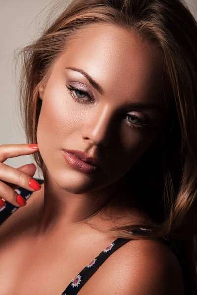 Retrato de mujer con uñas rojas —  Fotos de Stock